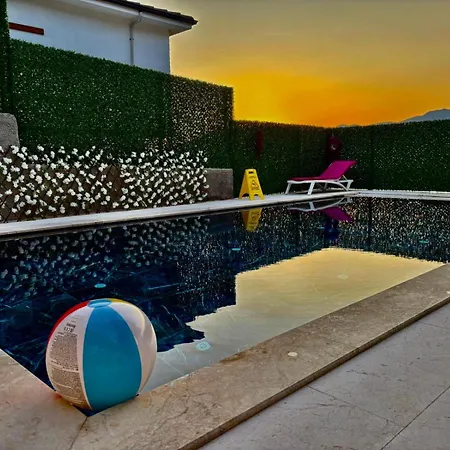 Ari Honeybee וילה